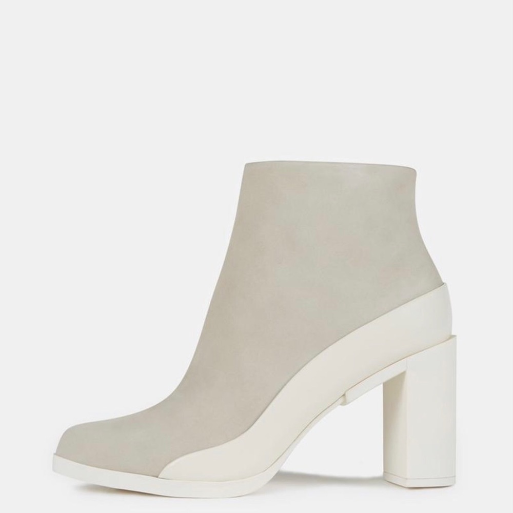 NWOT DKNY Phoebe Cream Boots-Size 7.5